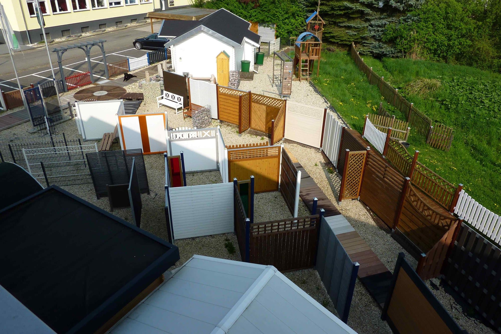 Blick über die Außenausstellung von Brüder Bünnagel in Lohrsdorf
