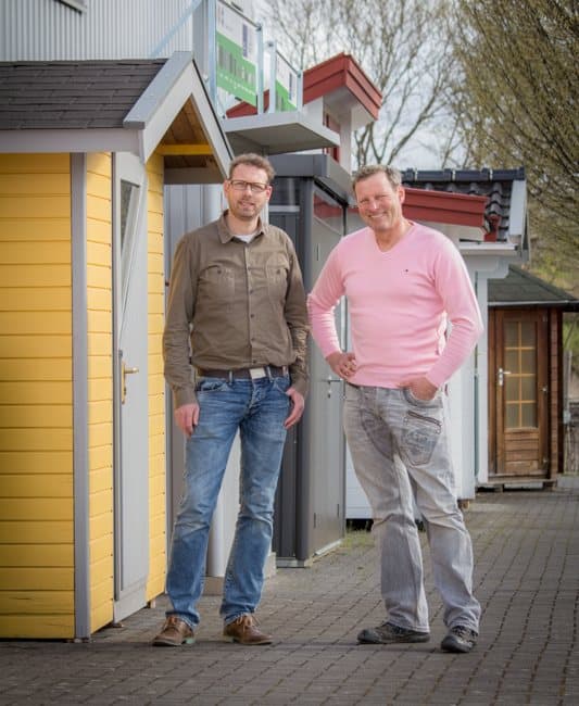 Ralf und Gerd Bünnagel vor Gartenhäusern in ihrer Ausstellung